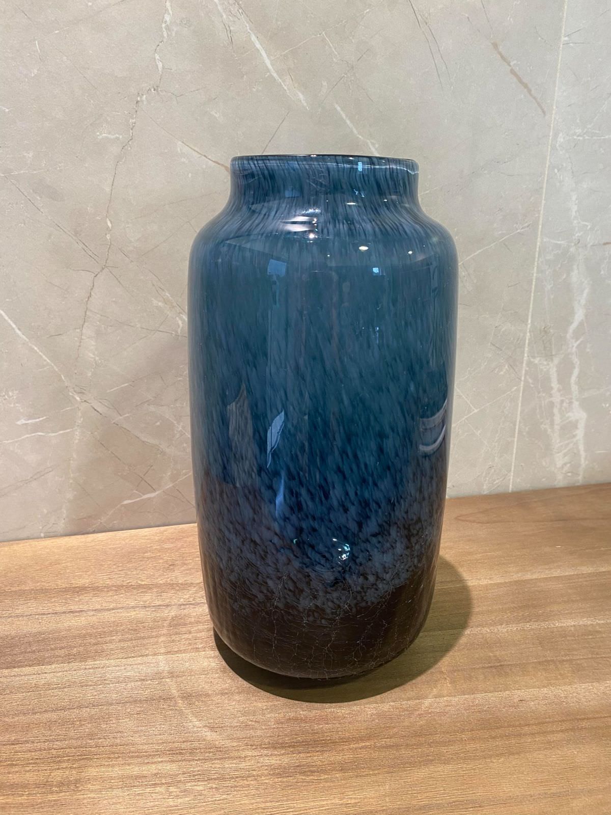 Vase bleu en verre craquelé