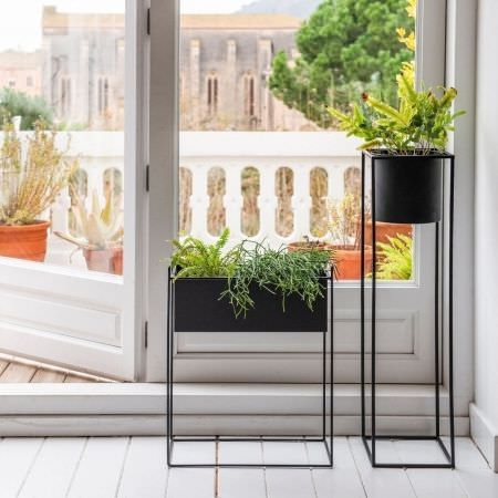 Cache pot en métal noir