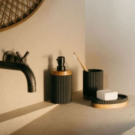 Porte-brosse en bois et résine noire Porte-brosse en bois et résine noire