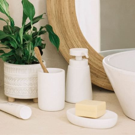 Distributeur de savon en résine blanche Distributeur de savon en résine blanche