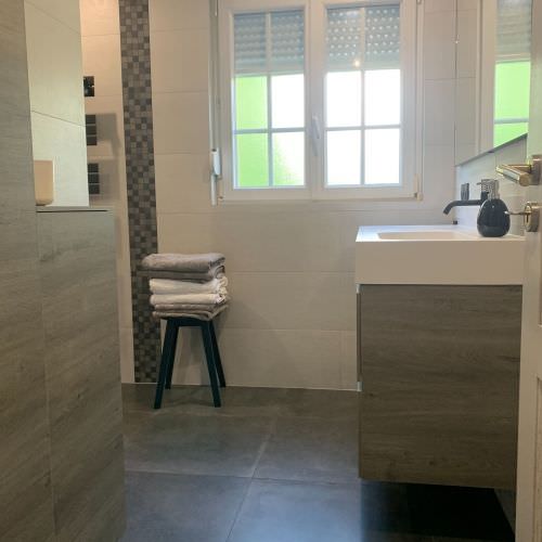 Rénovation d'une salle de bain avec plaques XXL