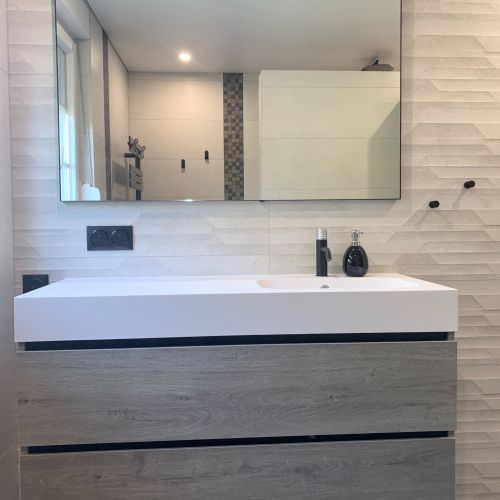 Rénovation d'une salle de bain avec plaques XXL