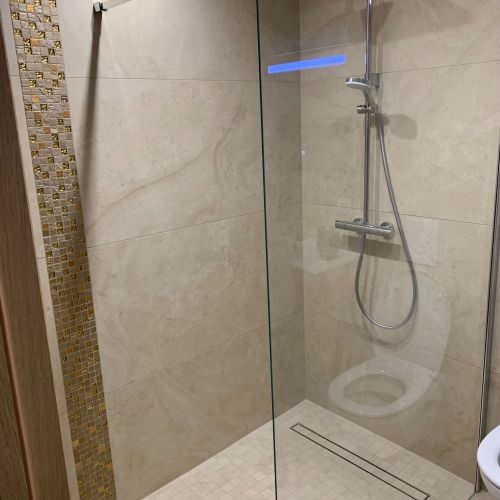 Salle de bain avec carrelage type pierre de bourgogne