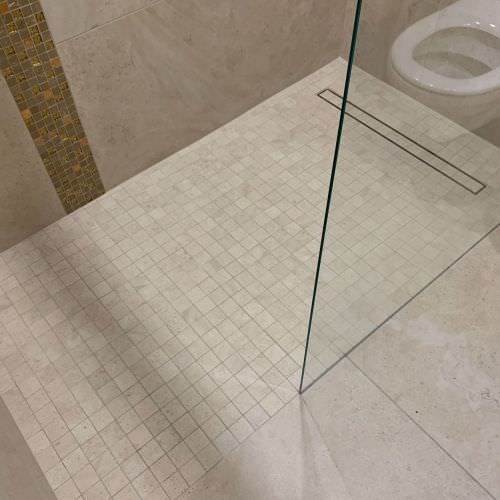 Salle de bain avec carrelage type pierre de bourgogne