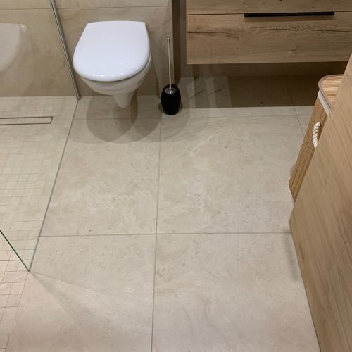 Salle de bain avec carrelage type pierre de bourgogne