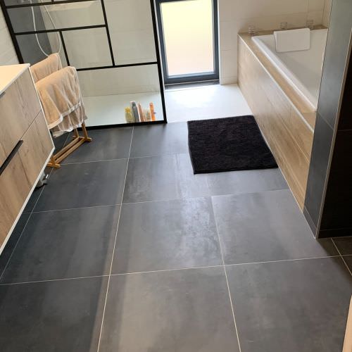 Création d'une salle de bain avec douche et baignoire