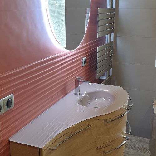 Transformation d'une salle de bain avec baignoire et douche