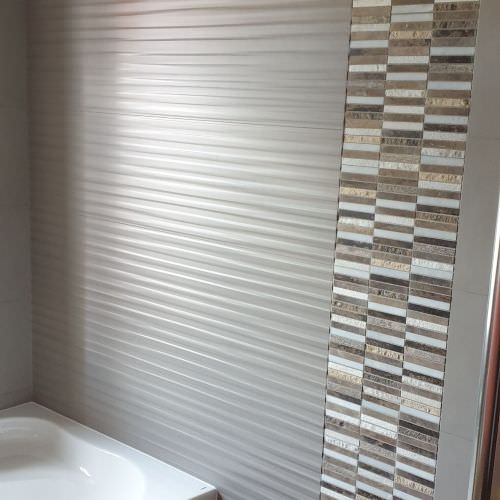 Transformation d'une salle de bain avec baignoire et douche