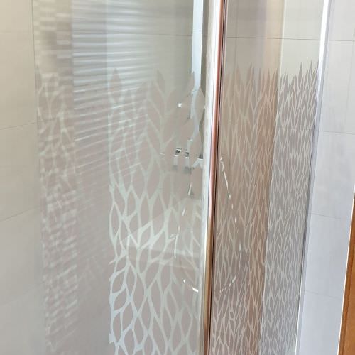 Transformation d'une salle de bain avec baignoire et douche