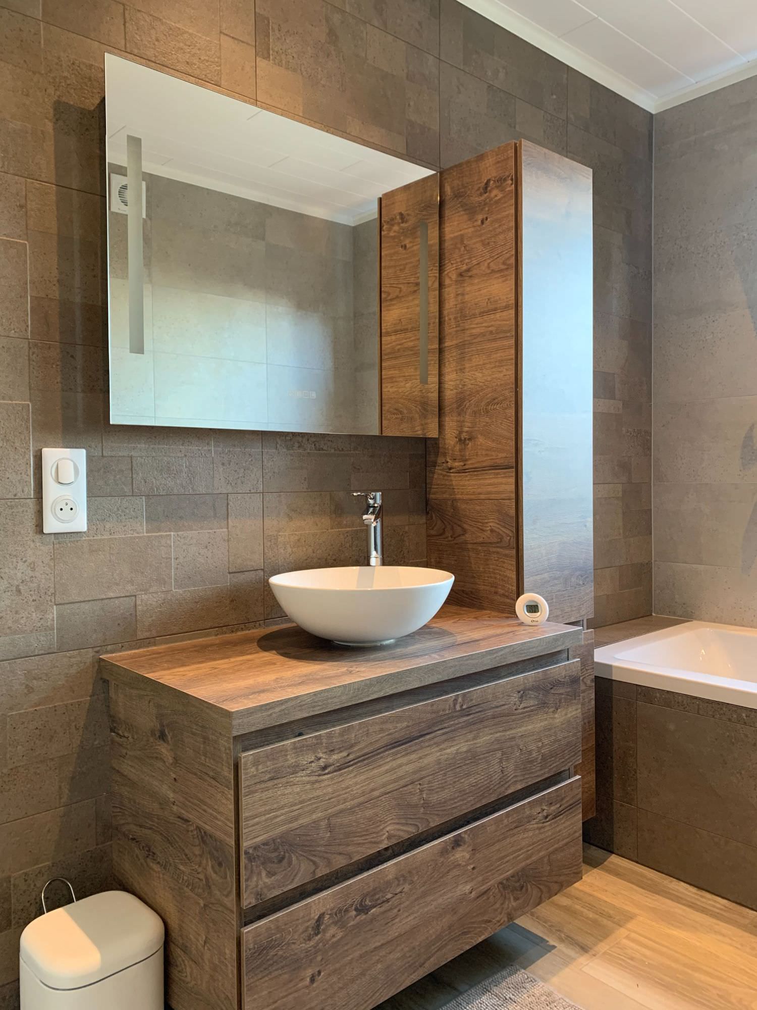 Salle de bain aspect bois et mosaïque