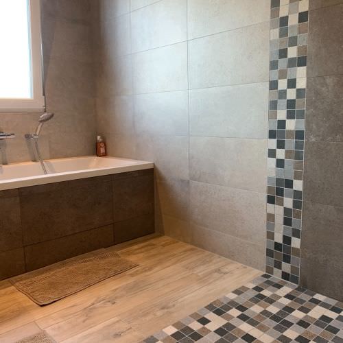 Salle de bain aspect bois et mosaïque