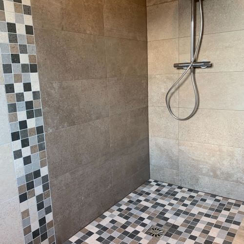 Salle de bain aspect bois et mosaïque