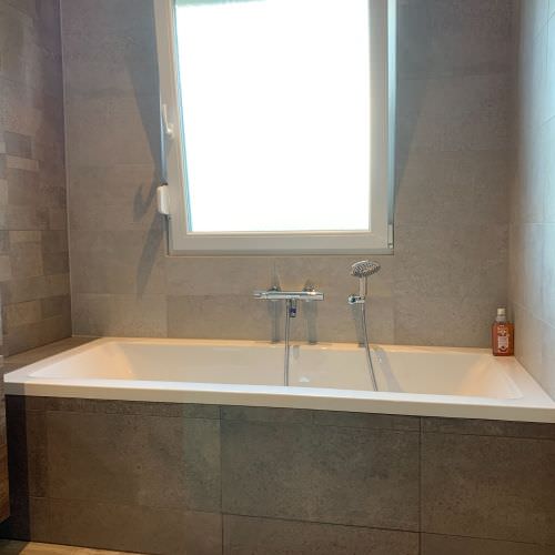 Salle de bain aspect bois et mosaïque