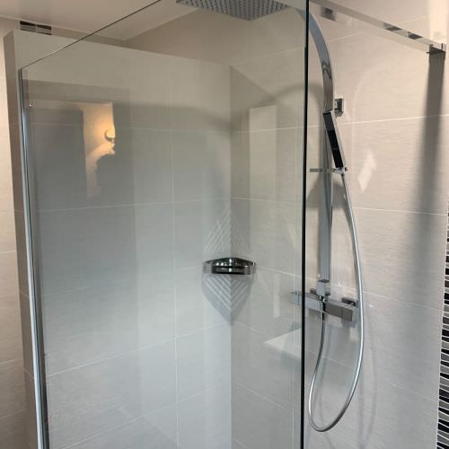 Transformation d'une salle de bain avec douche et wc