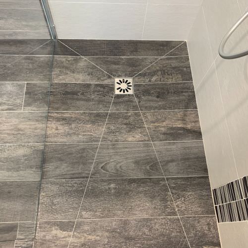 Transformation d'une salle de bain avec douche et wc