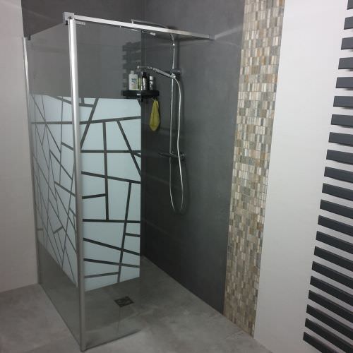 Salle de bain avec douche