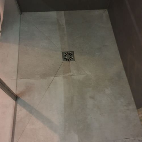 Salle de bain avec douche