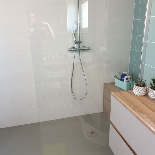 Salle de bain dans les tons blancs et turquoise