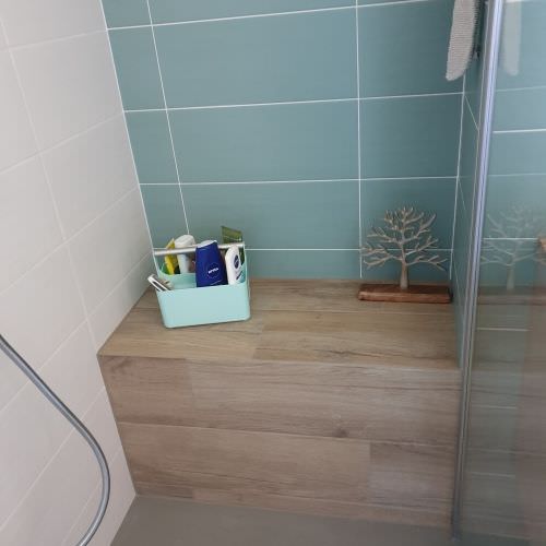 Salle de bain dans les tons blancs et turquoise