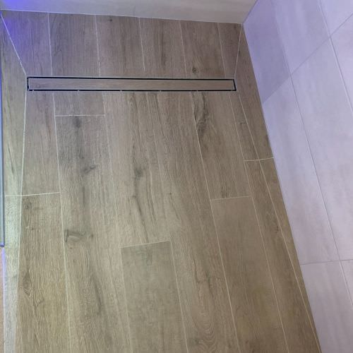 Rénovation salle de bain aspect bois