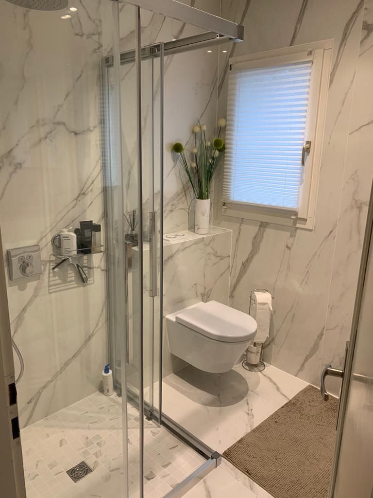 Rénovation salle de bain effet marbre blanc