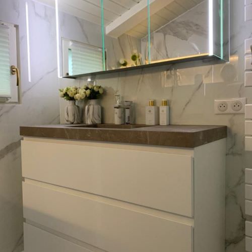 Rénovation salle de bain effet marbre blanc