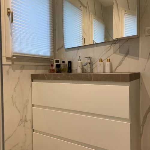 Rénovation salle de bain effet marbre blanc