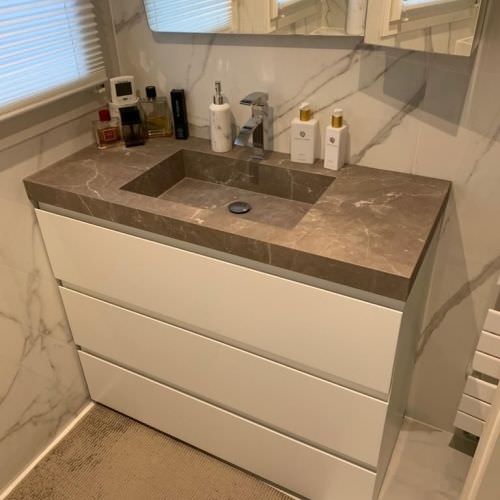 Rénovation salle de bain effet marbre blanc