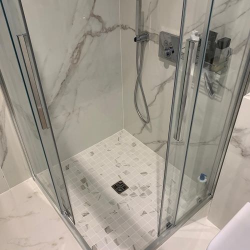 Rénovation salle de bain effet marbre blanc