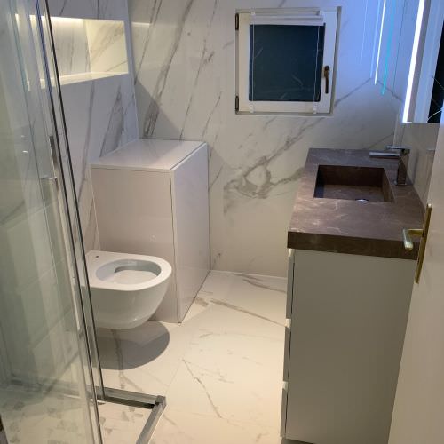 Rénovation salle de bain effet marbre blanc