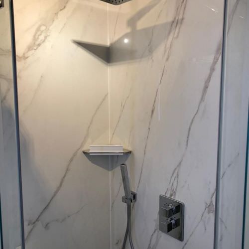 Rénovation salle de bain effet marbre blanc