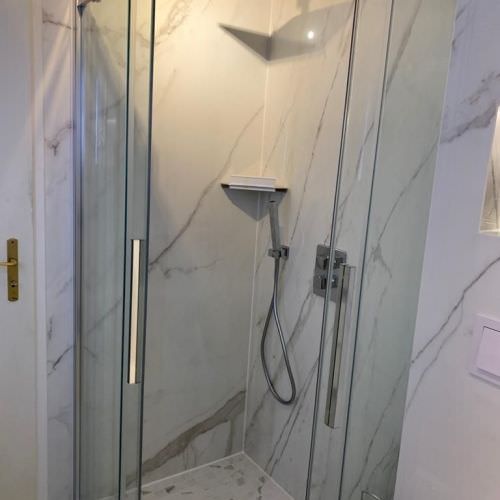 Rénovation salle de bain effet marbre blanc