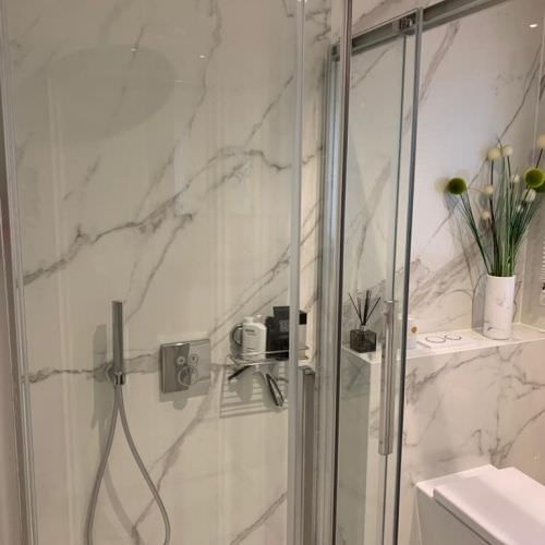 Rénovation salle de bain effet marbre blanc