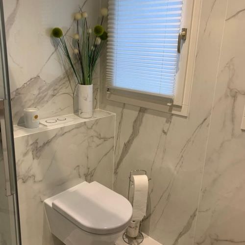 Rénovation salle de bain effet marbre blanc