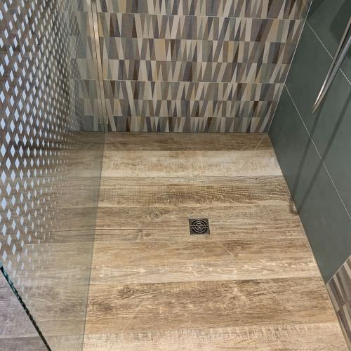 Transformation d'une salle de bain effet bois