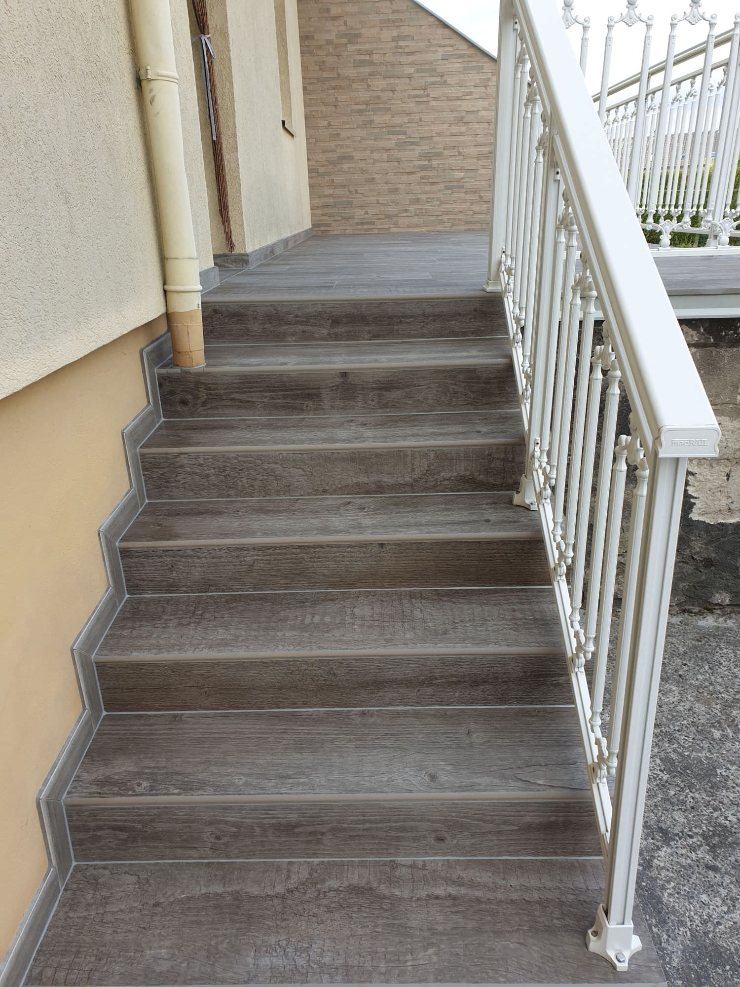 Escalier extérieur et balcon effet bois