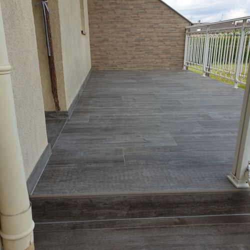 Escalier extérieur et balcon effet bois