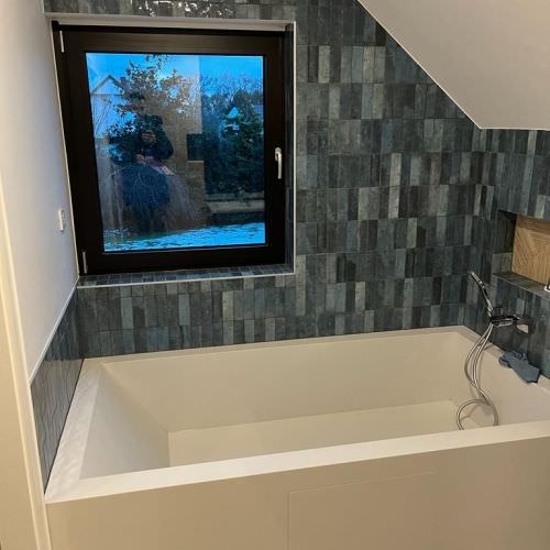 Réorganisation d'une salle de bain avec baignoire