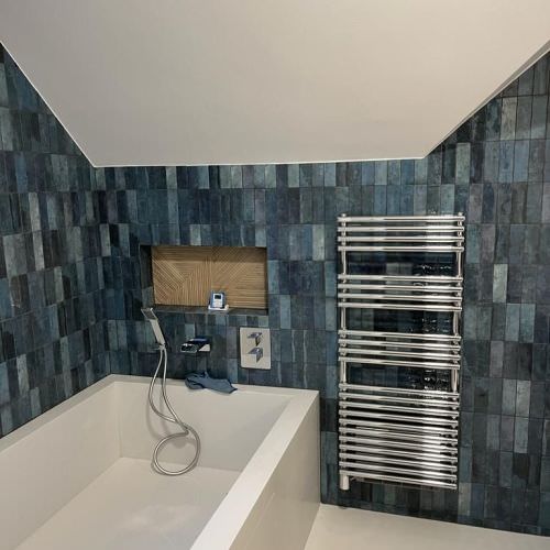 Réorganisation d'une salle de bain avec baignoire