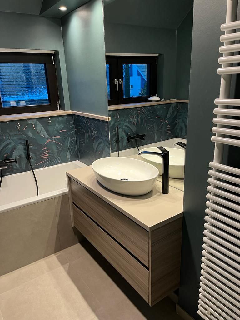 Salle de bain avec carrelage décoratif