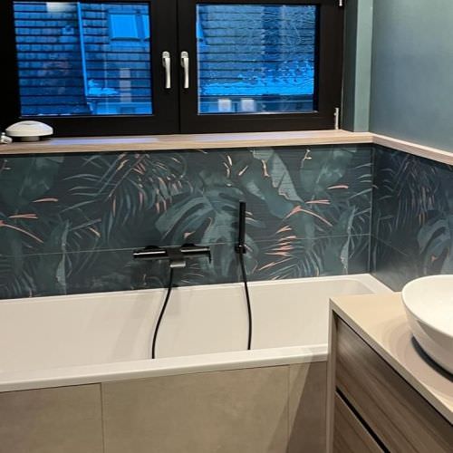 Salle de bain avec carrelage décoratif