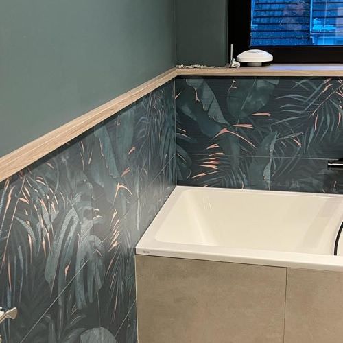 Salle de bain avec carrelage décoratif