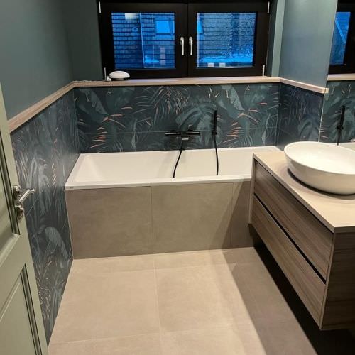 Salle de bain avec carrelage décoratif