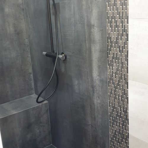 Rénovation d'une salle de bain avec douche et baignoire