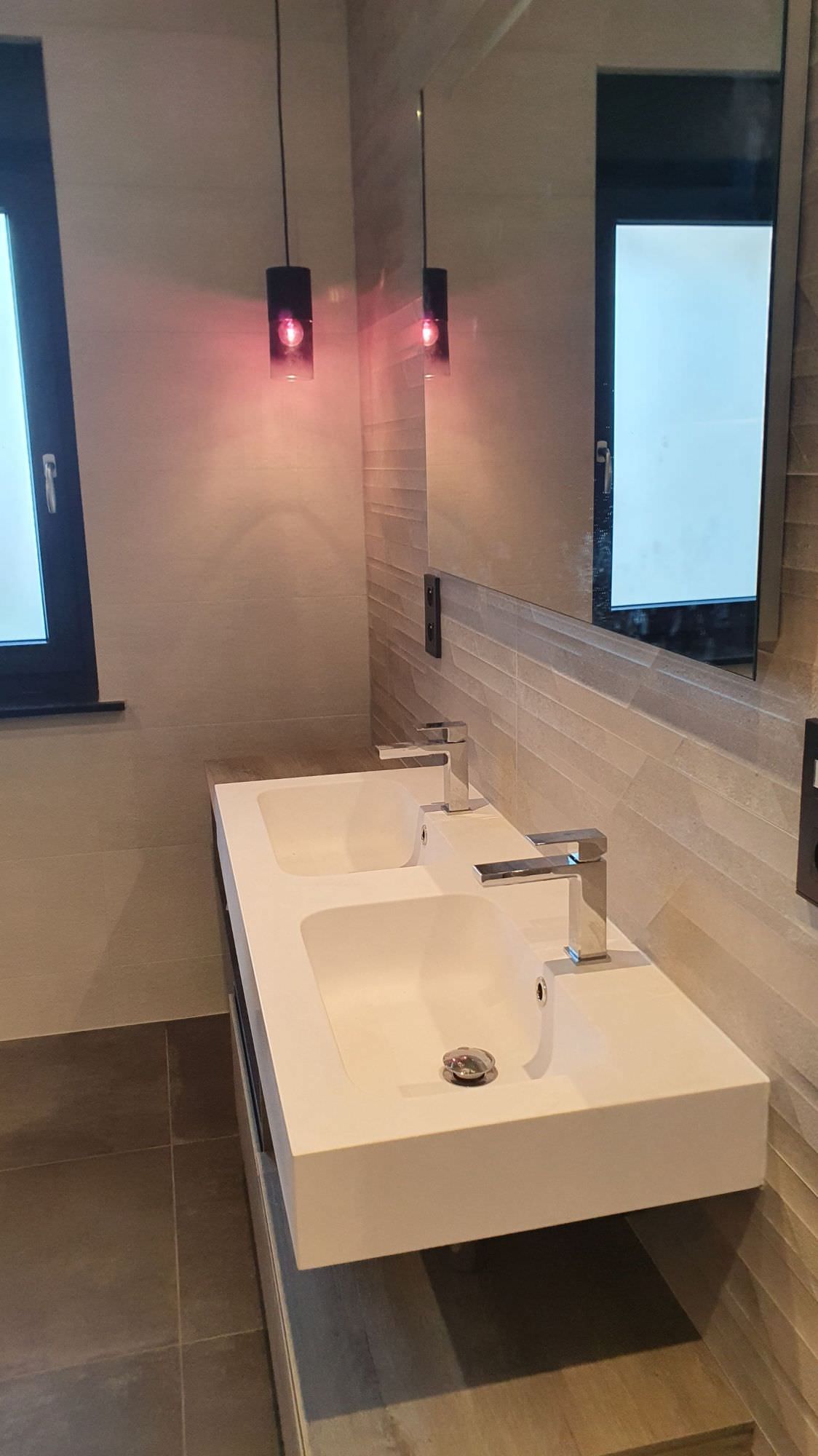 Aménagement d'une salle de bain et d'un wc dans un style moderne