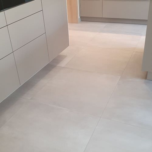 Sols d'une maison en carrelage 80x80