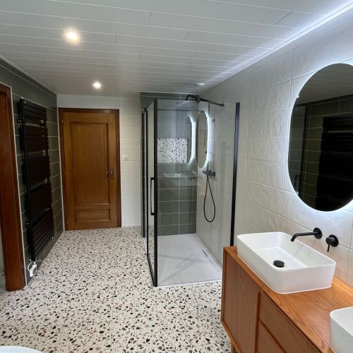 Salle de bain effet terrazzo
