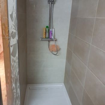 Rénovation d'une petite salle d'eau en tonalités claires