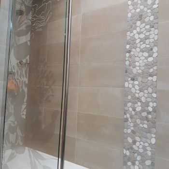 Rénovation d'une petite salle d'eau en tonalités claires