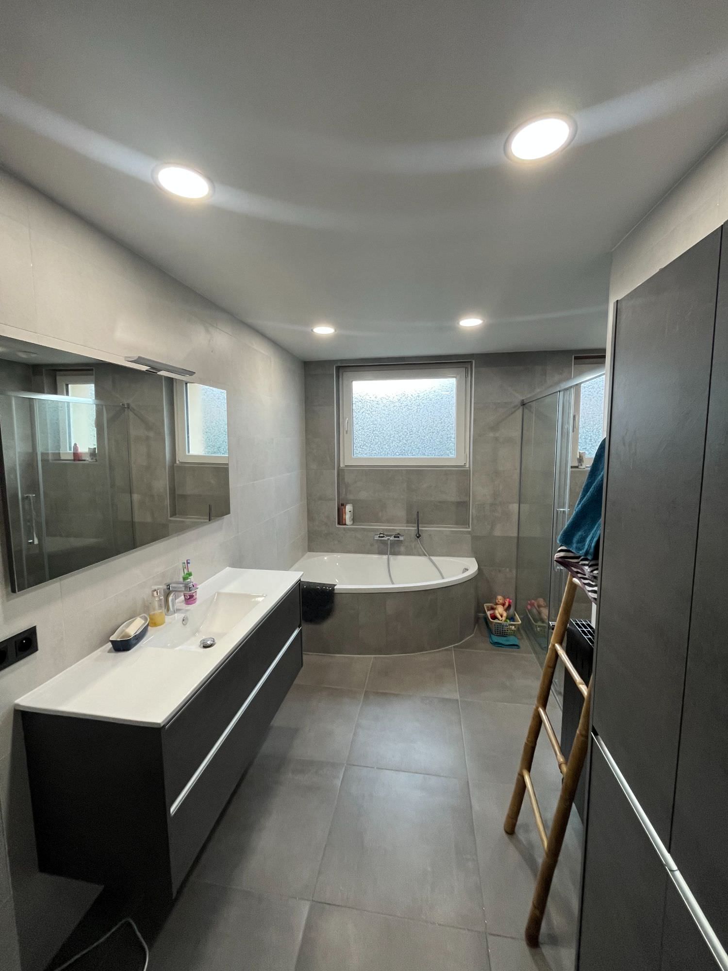 Rénovation d'une salle de bain dans un ton gris
